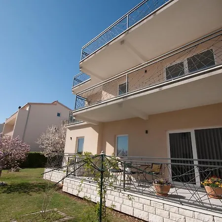 Two-bedroom With Garden * Kastela