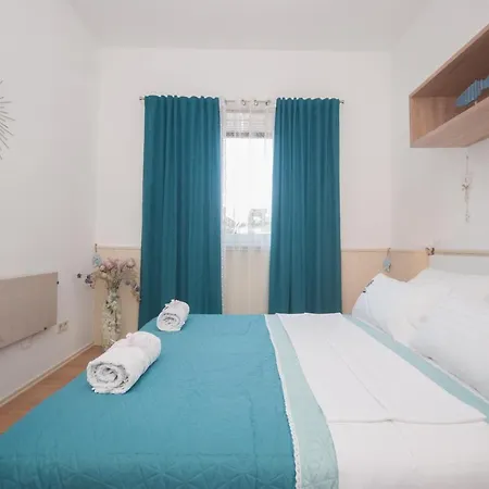 Colorful Two-bedroom Apartment *