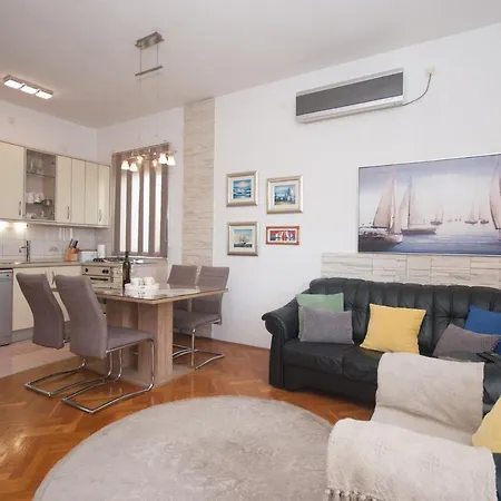Colorful Two-bedroom Apartment Kastela