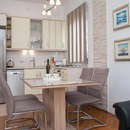 Apartment Two-bedroom With Garden *