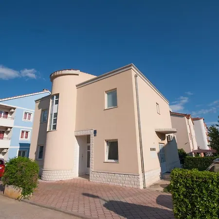 Apartment Two-bedroom With Garden Kastela