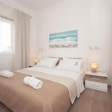 Apartment Two-bedroom With Garden Kastela