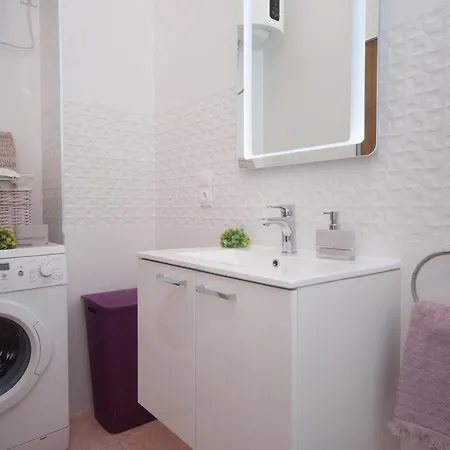 Colorful Two-bedroom Apartment *