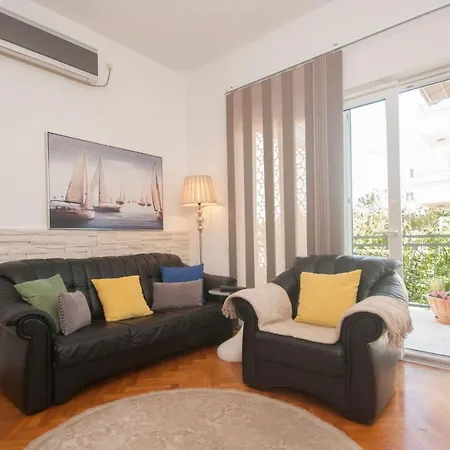 Two-bedroom With Garden Apartment *