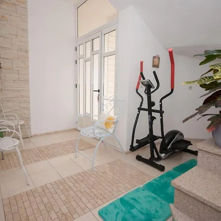 Apartment Two-bedroom With Garden Kastela